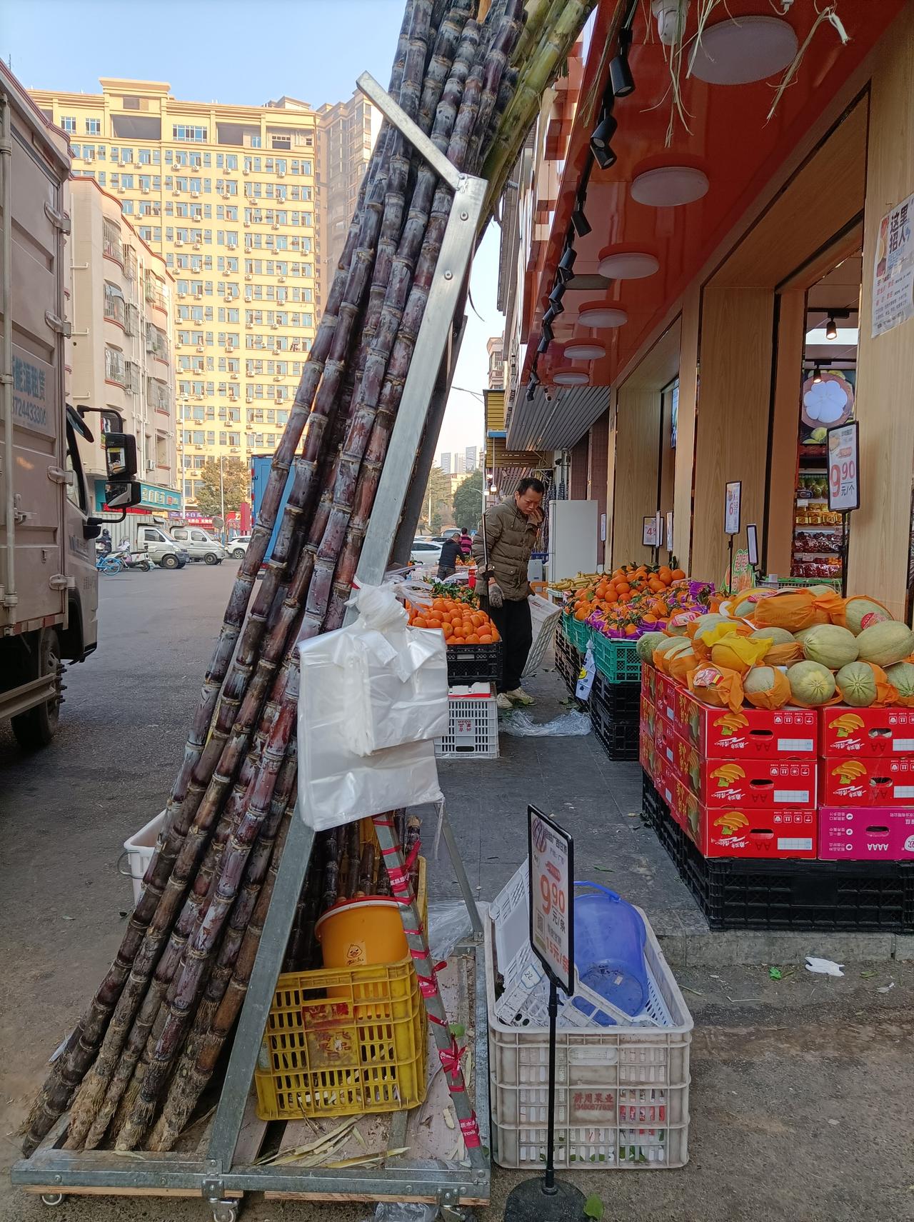 路上看到的冬日街景昨日一早去外面晃了会，小区里和路上的行人都很少，水果摊前面也只