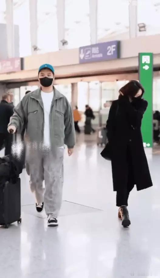 李纯马頔婚后首次合体现身机场 二人打扮低调却默契十足 