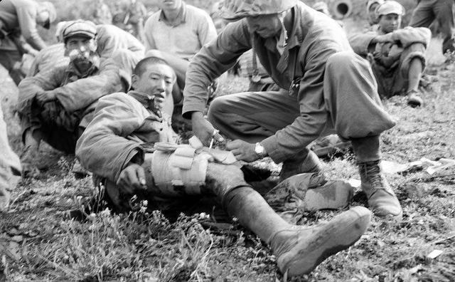 1953年，交换俘虏仪式，一位骨瘦如柴的男子向我方走来，他是志愿军60军180师