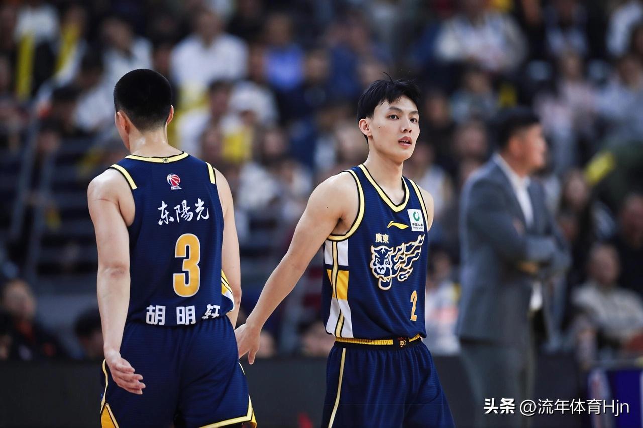 离谱！广东男篮81：97大比分输给上海男篮。

大白边怀特塞德一个人就抢26个篮