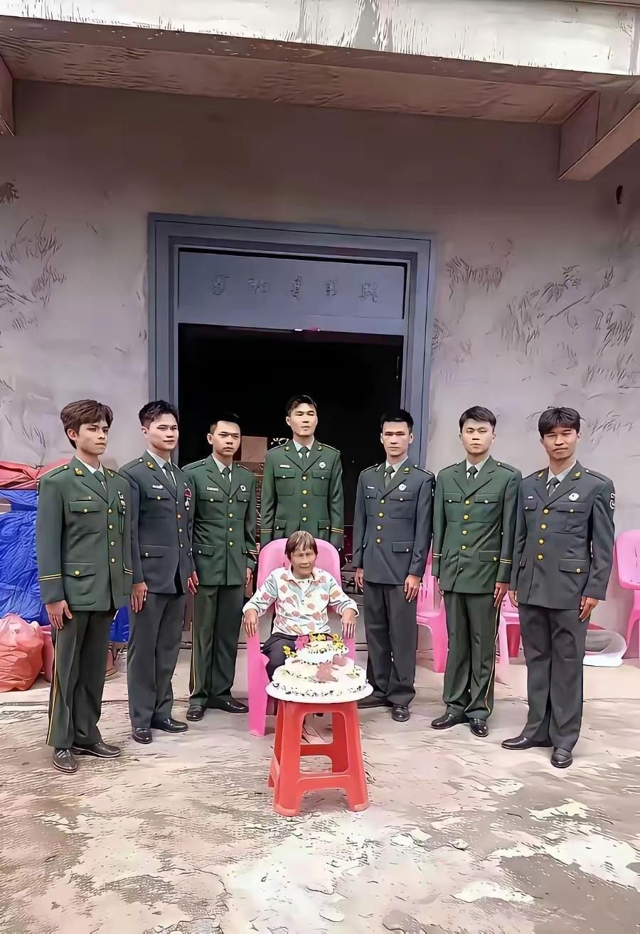 这样的母亲在村里不可能有人敢欺负！