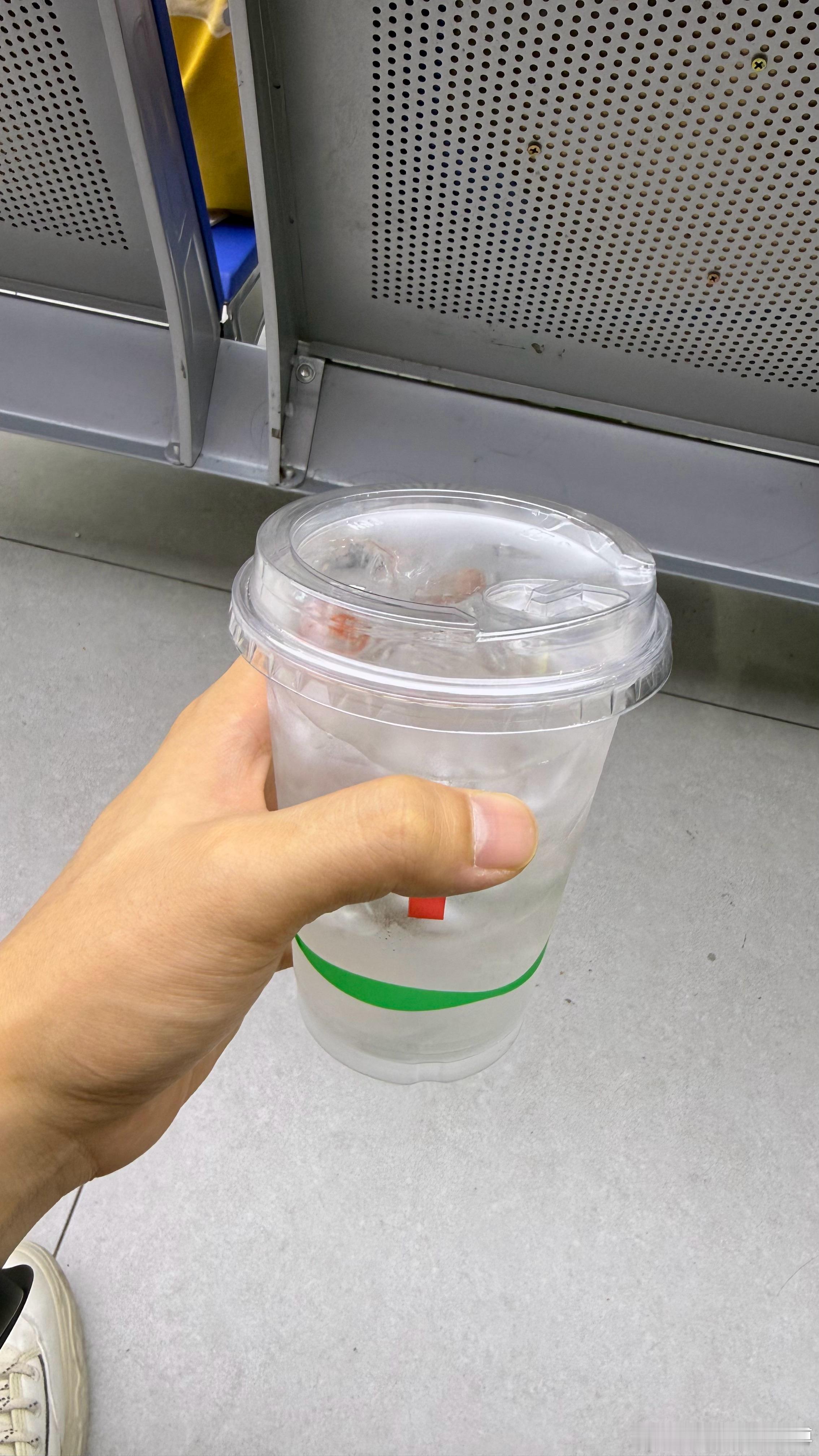 最近冰杯加椰子水取代了我其他饮料的摄入，可以说是非常好了。 