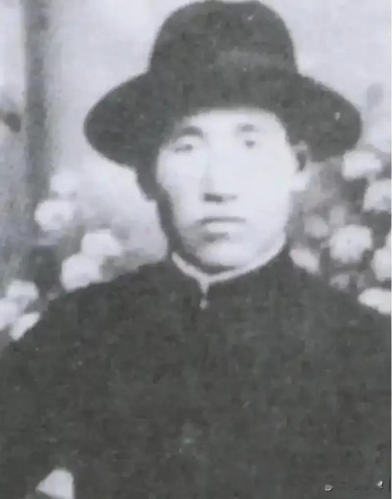 1944年冀东深夜惊魂：特务踹门抓人，交通员杜希刚枪指刘歪嘴！
 
1944年的