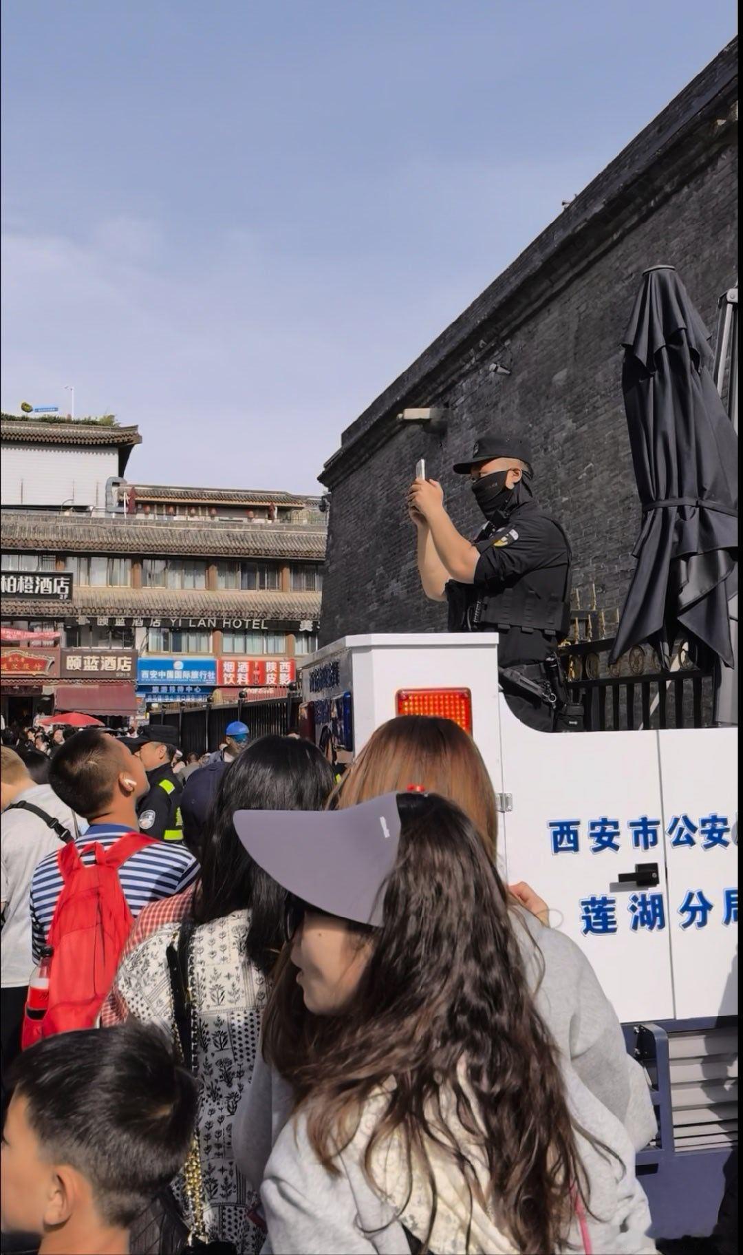 发现了一个神奇的机位，👮的执勤岗位，不少人排队拍照，我也凑了个热闹。于是有了P