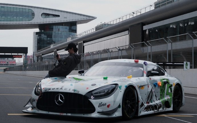 85号赛车手的车内随拍 王一博素颜车内照 王一博素颜车内照，85号赛车手的车内随