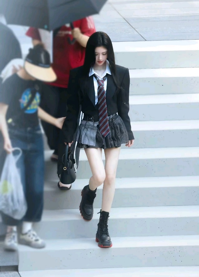 鞠婧祎完全女神降临，这个腿这个美貌我只能说一句苏影后饶命啊！万花世界｜鞠婧祎｜苏