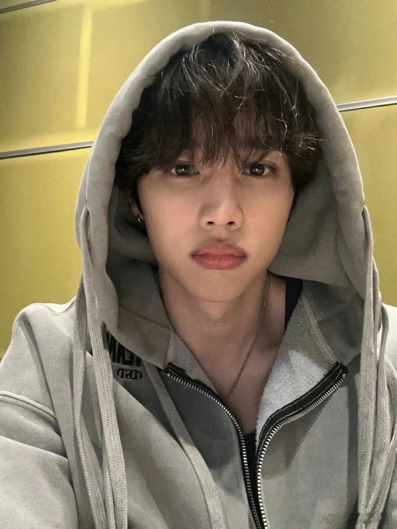 【一克拉】谁在吹这个金善旴帅，这个唇色暗沉看着又虚又没精神 ​​​