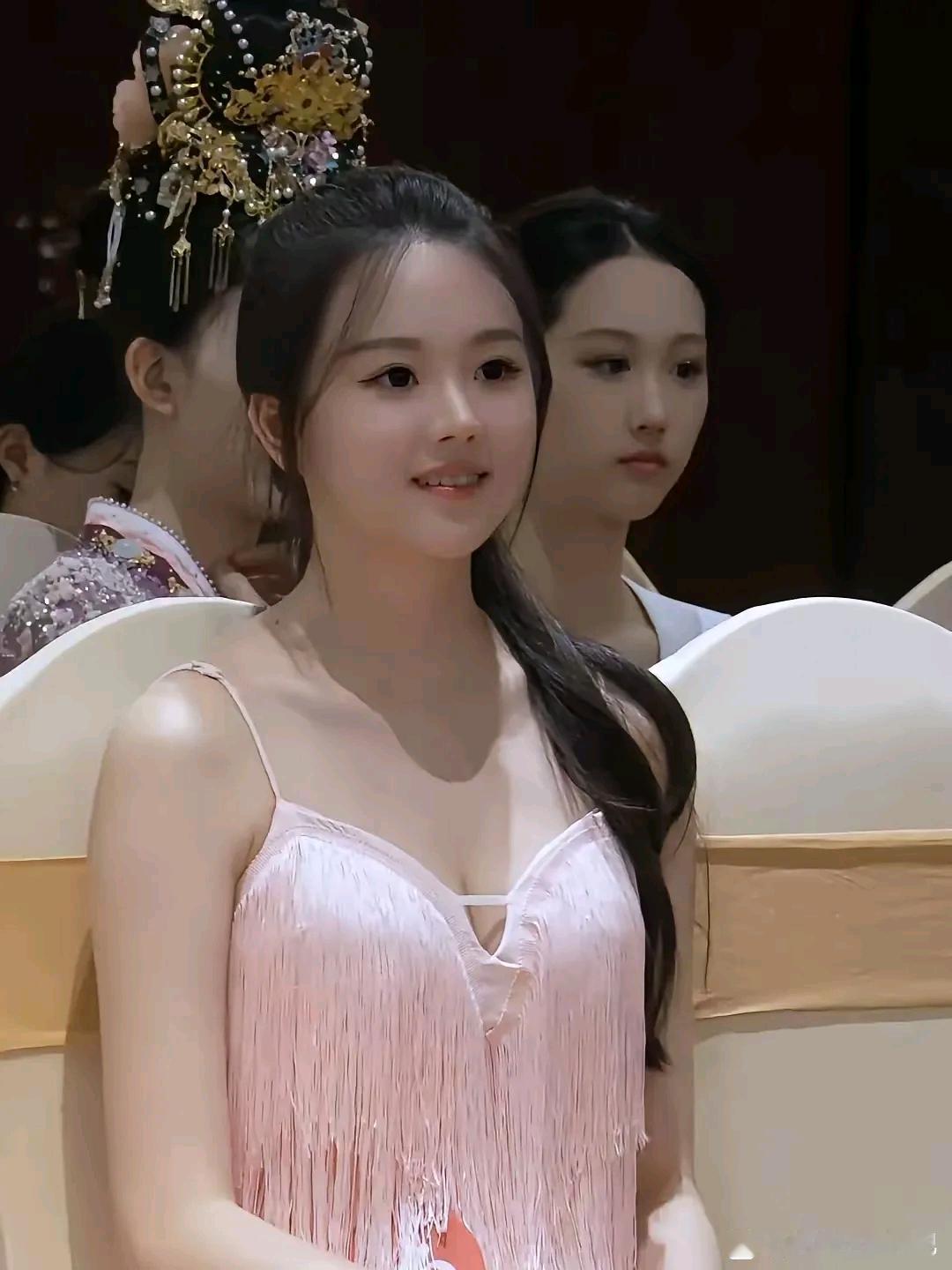 世界小姐广西区总冠军刘世欣
她身高180，来自广西玉林博白，广西大学的学生，今年
