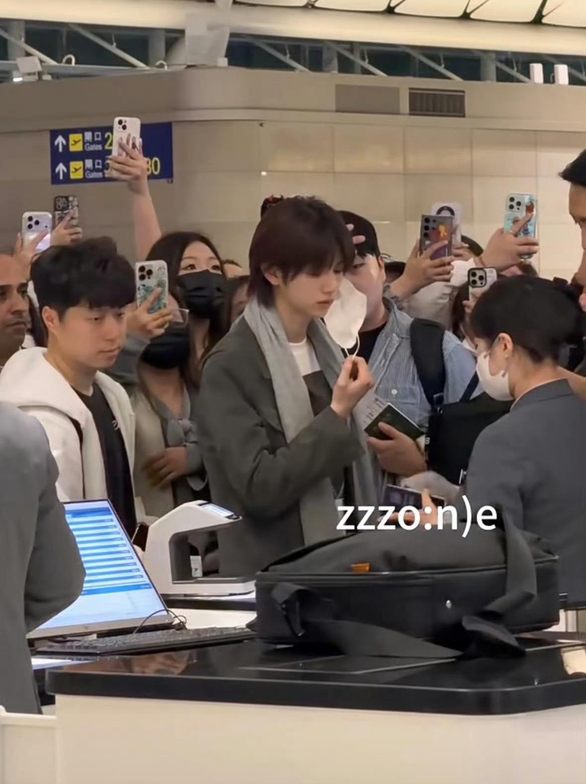 🐽 你告诉我这是昨天在舞台上抡大锤的人？ 