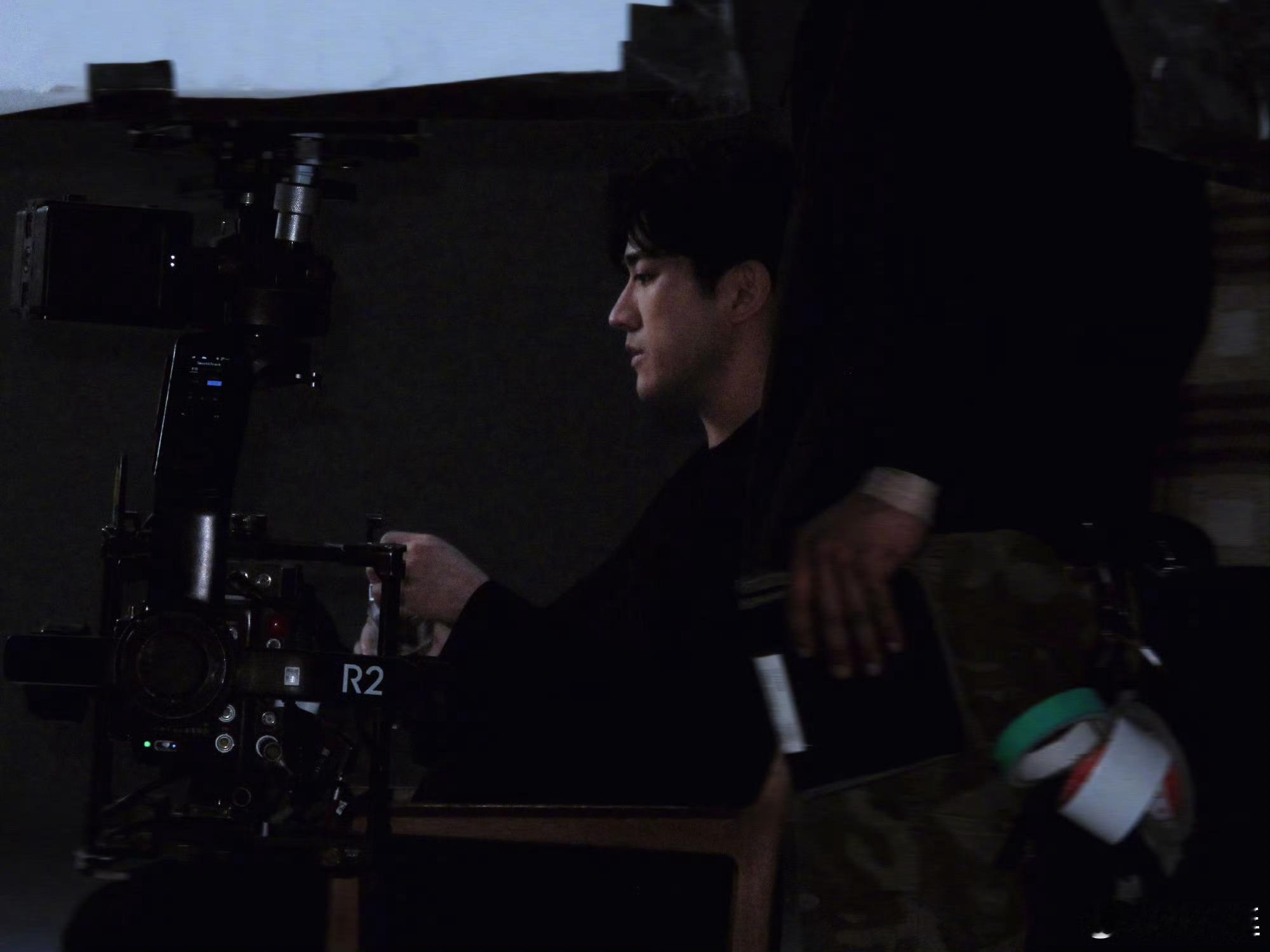 肖战李治廷首搭李治廷钵兰街阿劲这选角真的戳中我了！肖战把齐夏的清冷疏离感拿捏得死