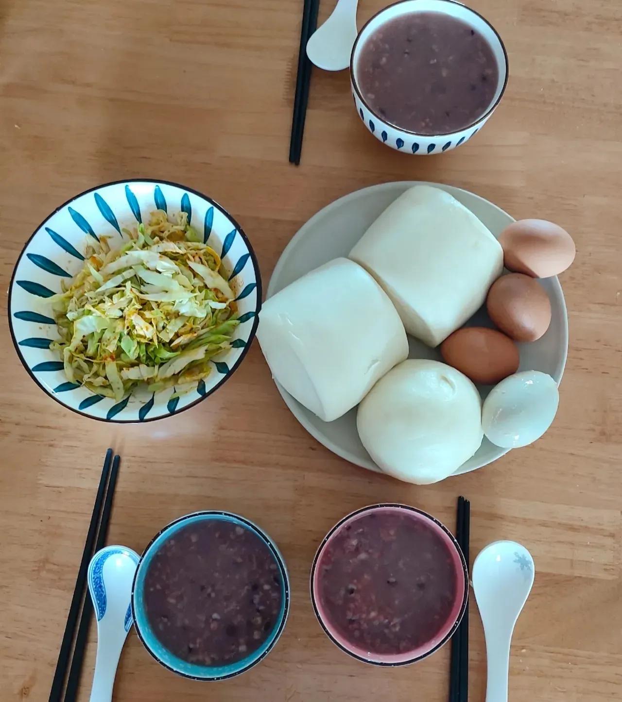 图一是离婚前我的早餐
图二是离婚后
你觉得哪一个更好吃？更健康更有营养？