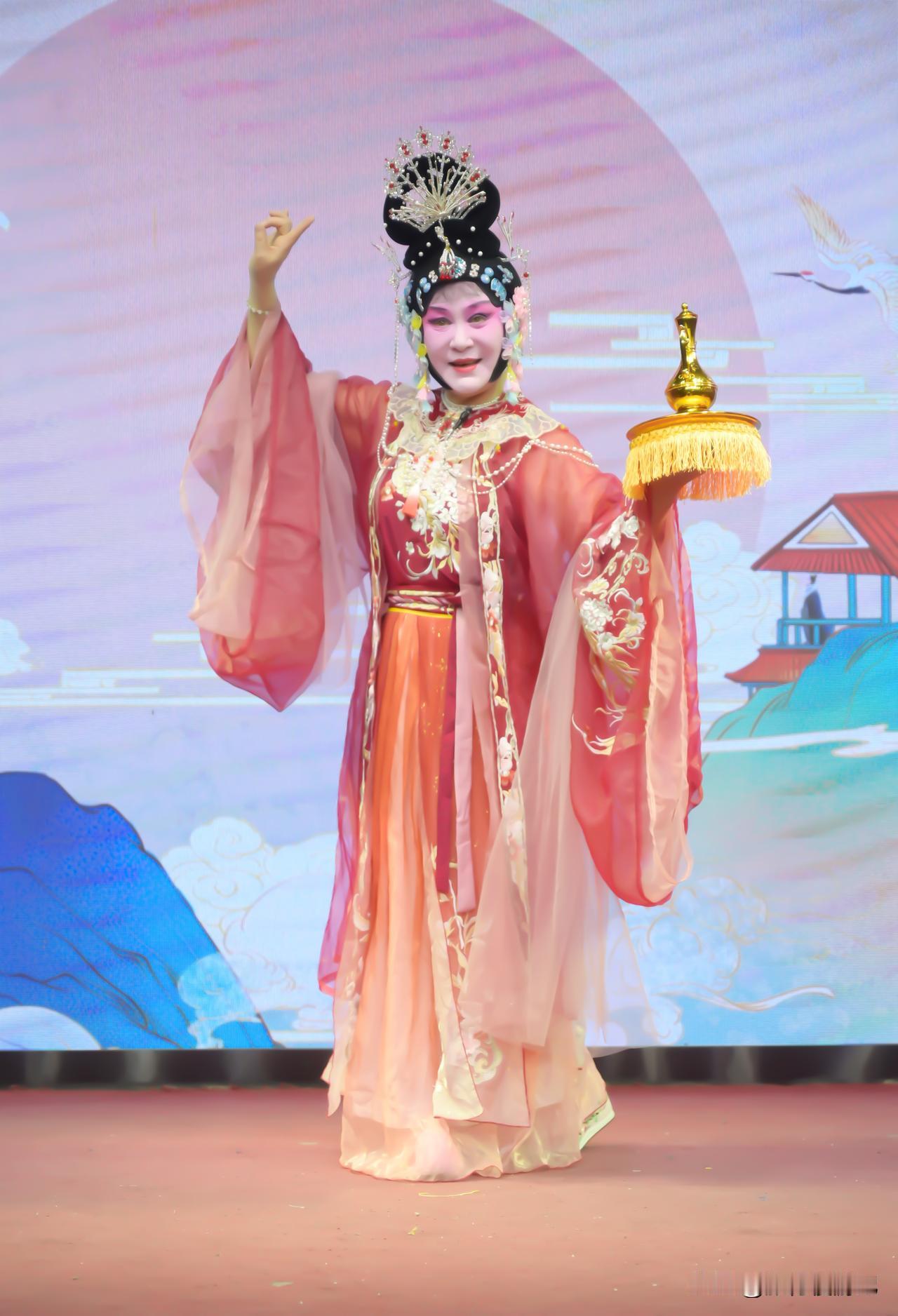 晒出你的本地生活晒出你的本地生活每周一晚5点半，新兴园喜连成京剧大舞台热闹非凡！