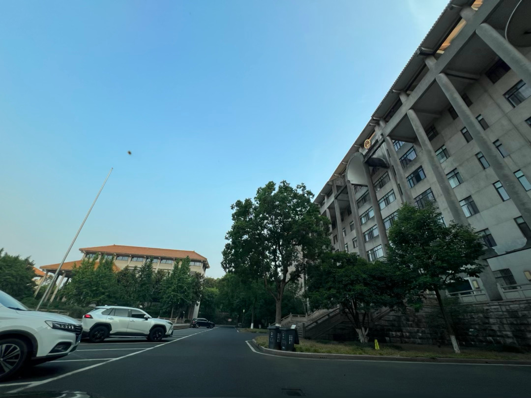 日头歪向西边了，夏天白日素来悠长，地气烘上来，四下便慢慢热了。 