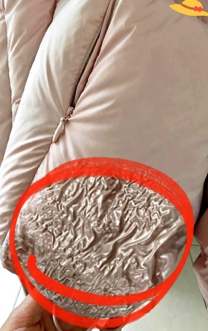 我对着那件一千多的羽绒服，吹了整整五分钟。
眼睁睁看着那块水印，从一个硬币大，慢