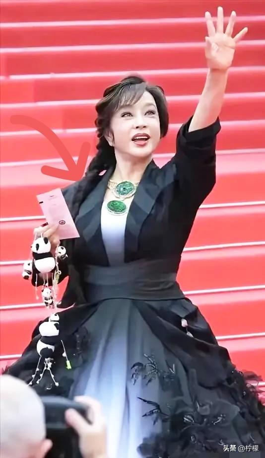 刘晓庆又去戛纳了，
脖子上那块过亿的翡翠，
比她本人还抢戏。懂行的都明白，这玩意