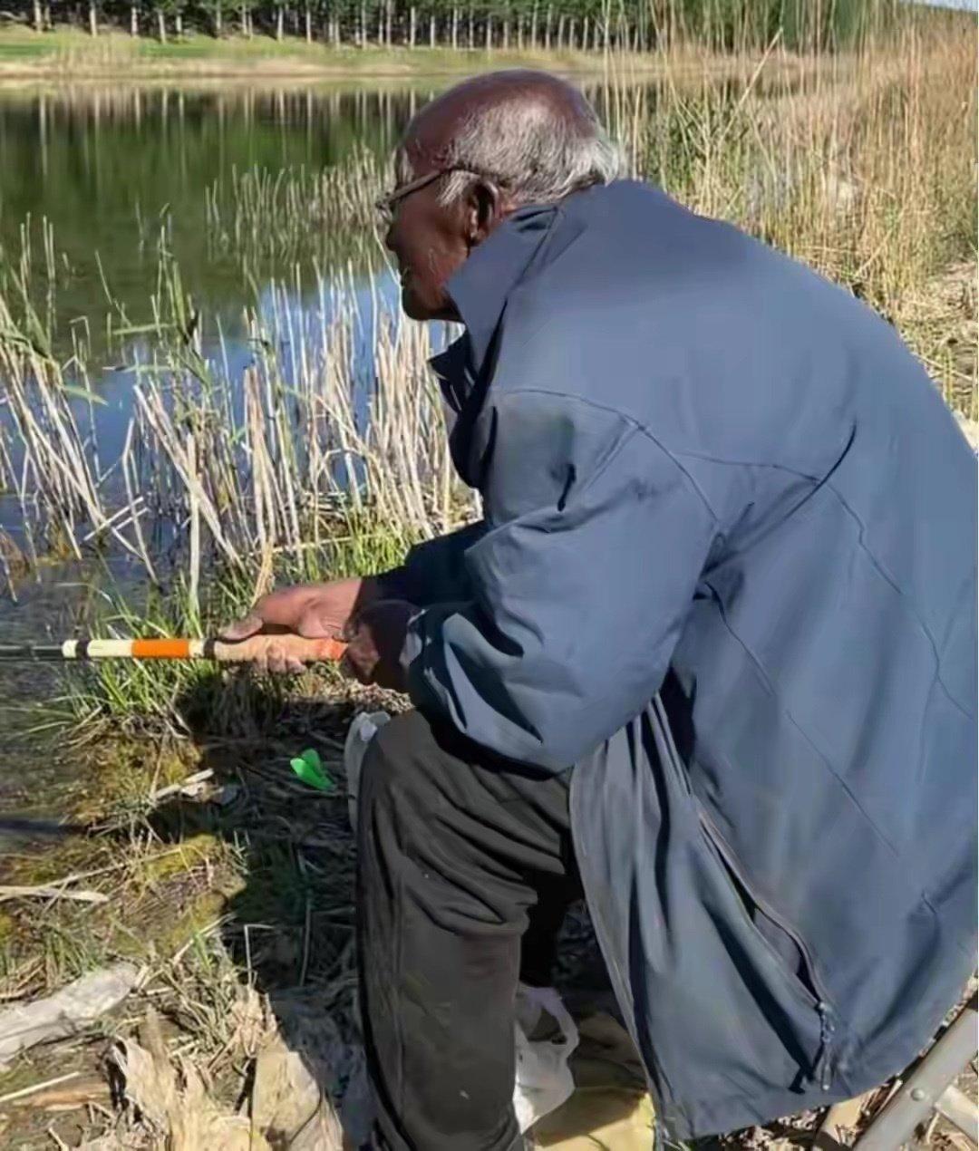 河北唐山有个老头儿叫安国勇，外号"黑大爷"，在钓鱼圈里那可是响当当的人物。去年夏