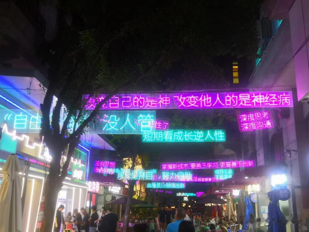 四时风景，因枯荣有序而各有其美，烟火年年，朝暮轮回，有风景隽永在心间，亦有风雨砥