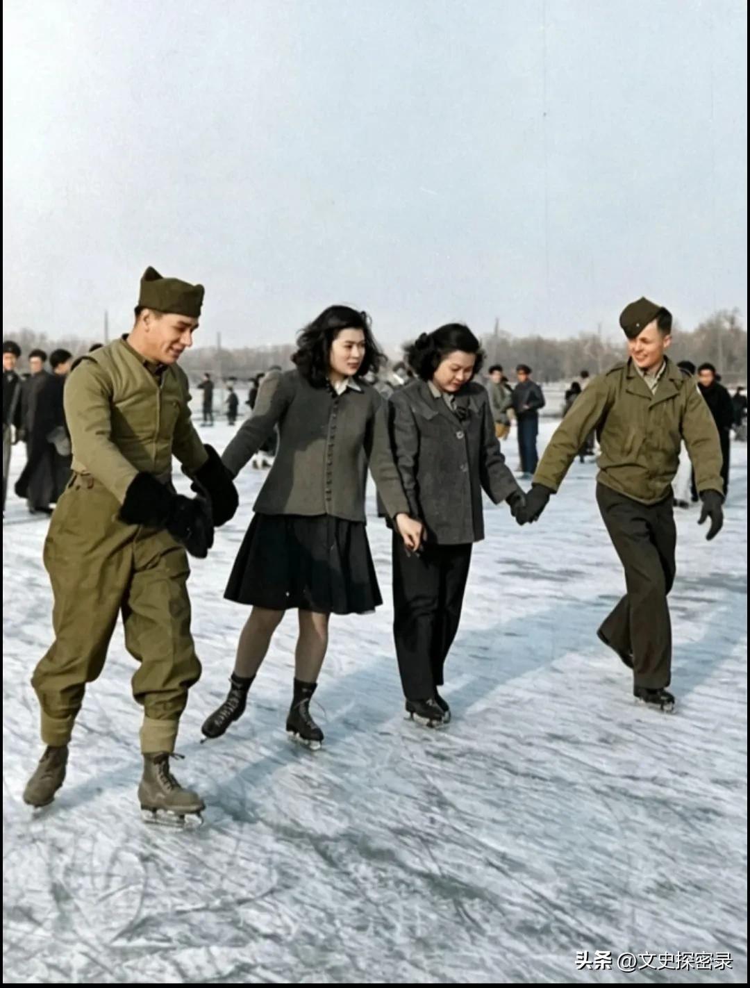 1946年的冬日，两名美军士兵正牵着两位中国女子的手，踩着冰刀滑行。彼时的北平，