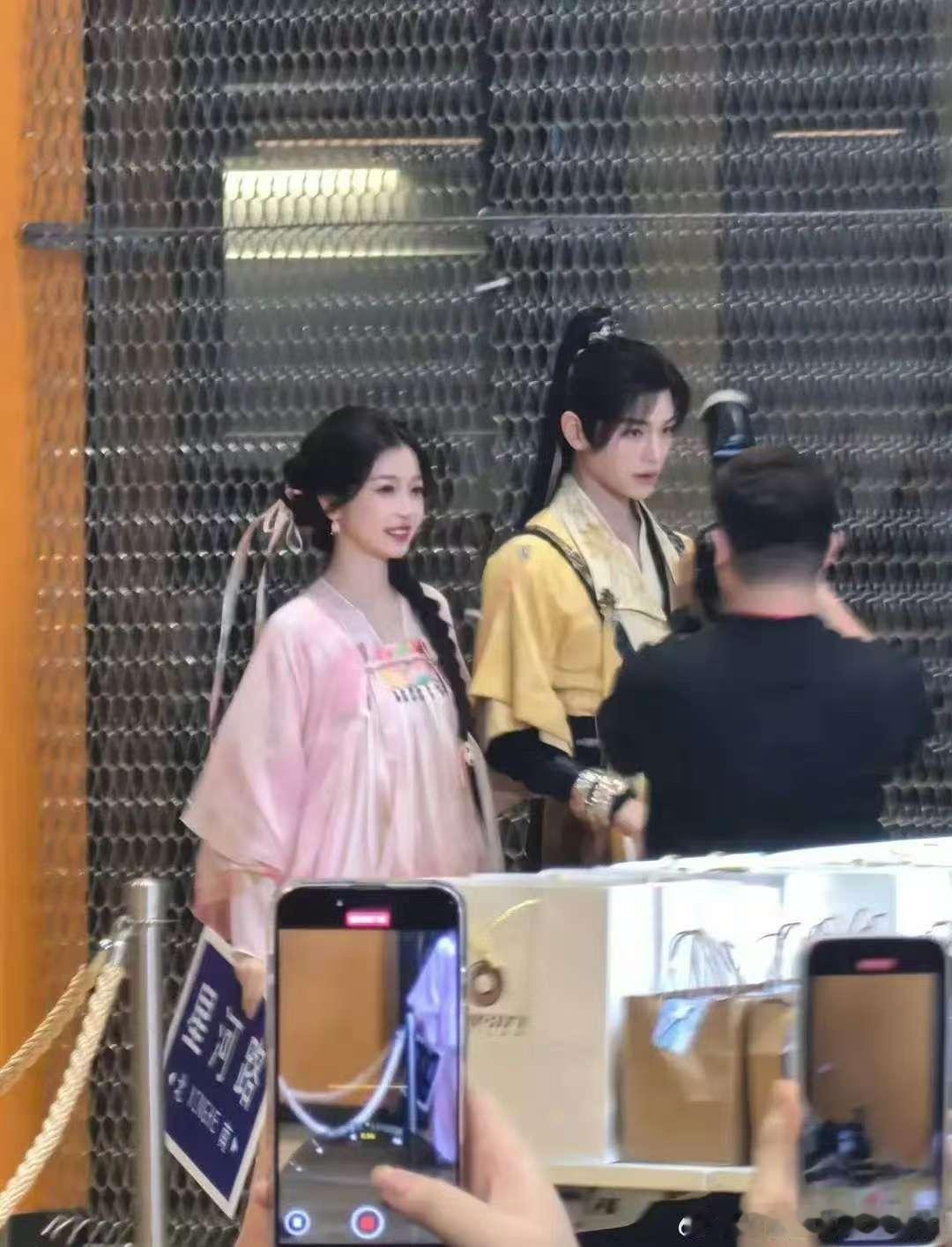 #虞书欣丁禹兮穿着古装扫楼# 永夜星河扫楼 大事很妙我会平等羡慕今天在滨海大厦看
