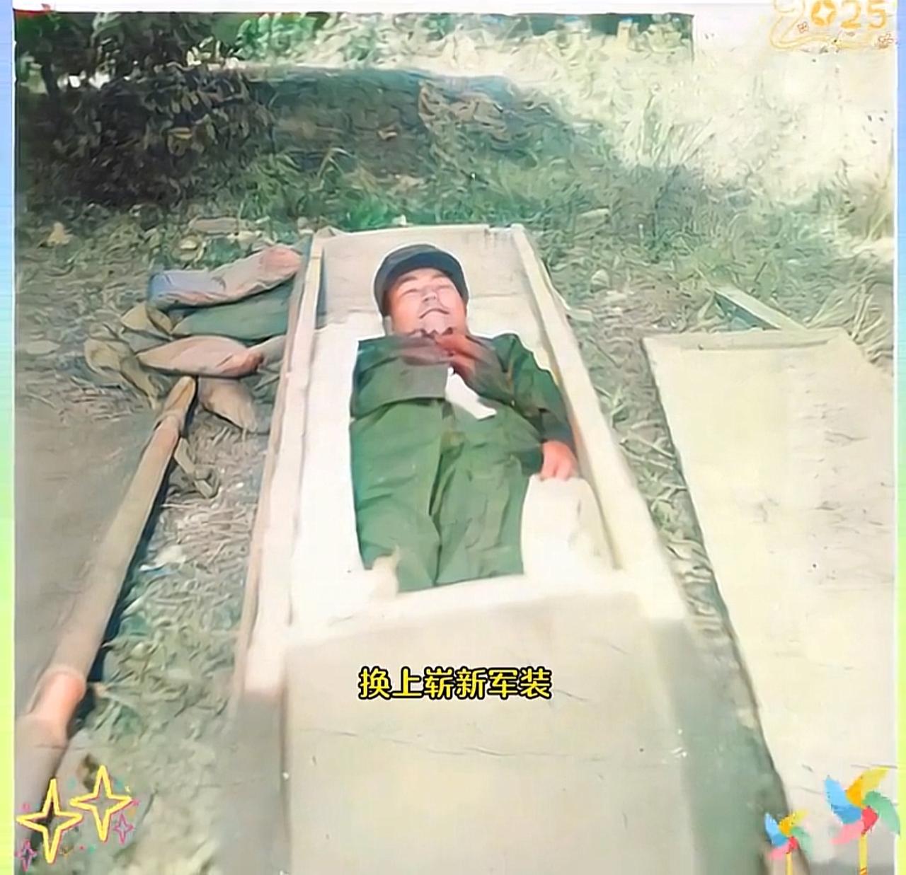 1979年，对越自卫反击战中牺牲的李光华烈士，画面中，烈士身着崭新军装，神态安详