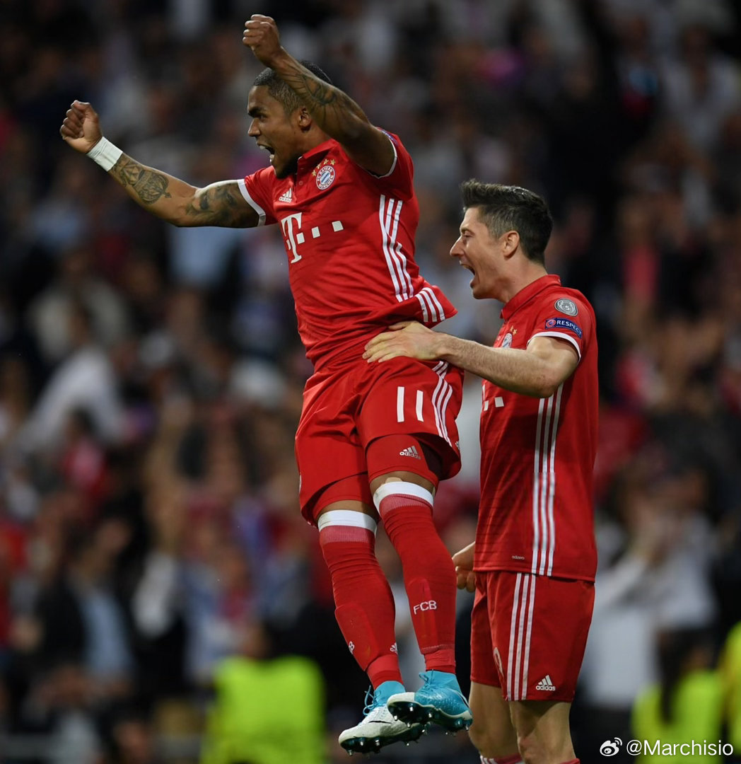 切沃神锋道格拉斯·科斯塔：“在我看来，莱万多夫斯基如果加盟尤文图斯的话将会非常有