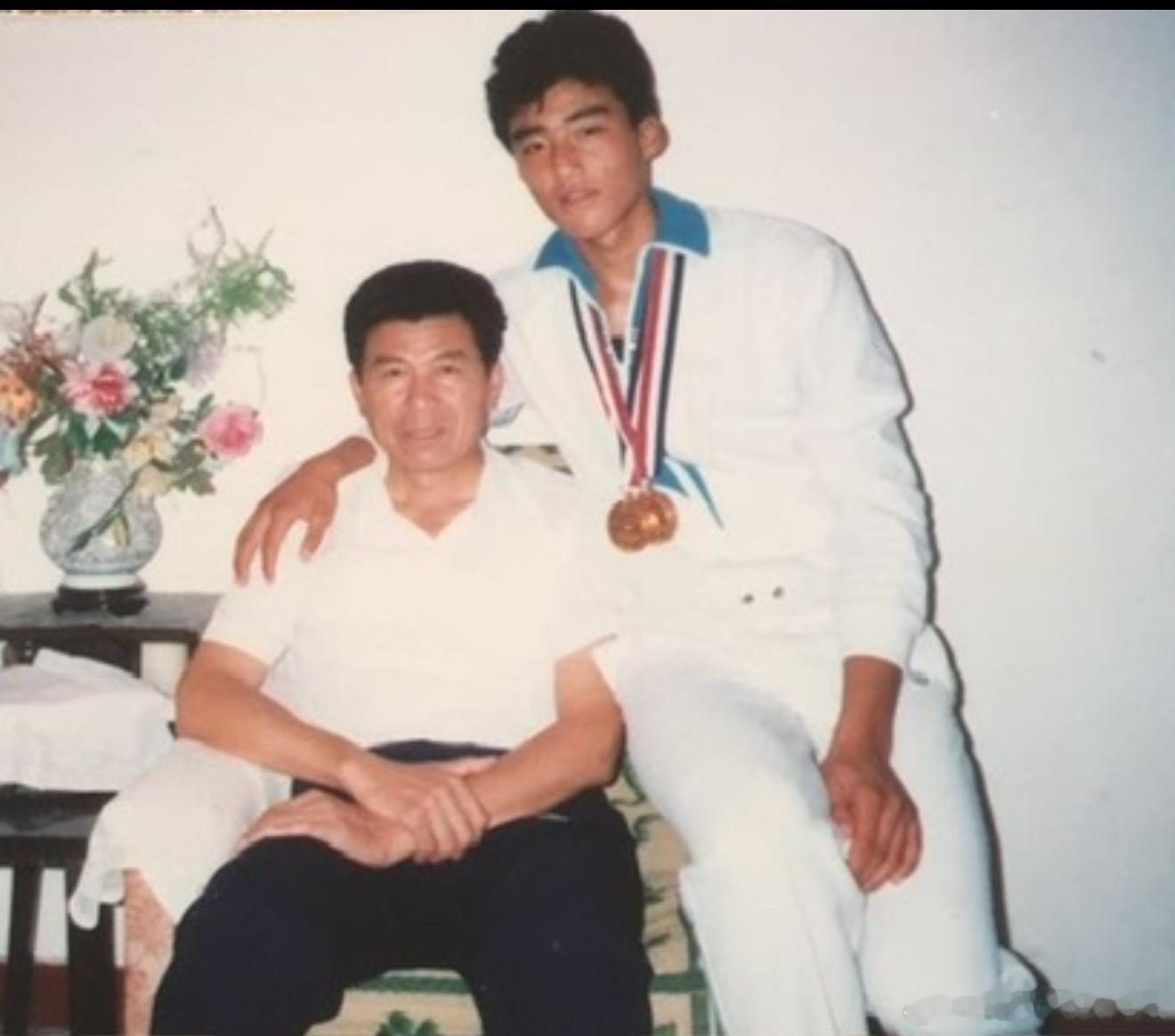 胡兵曾是一名专业赛艇运动员，并在赛艇世界杯取得中国男子赛艇历史性第七名。如今成为