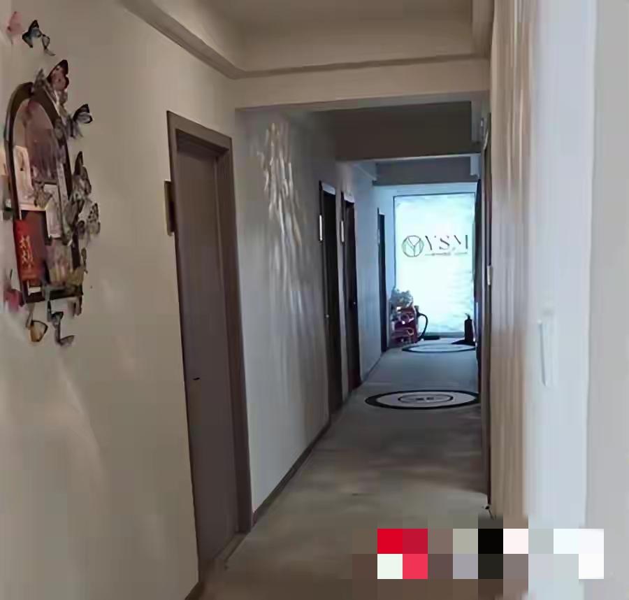 长沙黄女士到美容机构做肩颈SPA，脱上衣准备后，被安排男技师服务。她明确拒绝，却