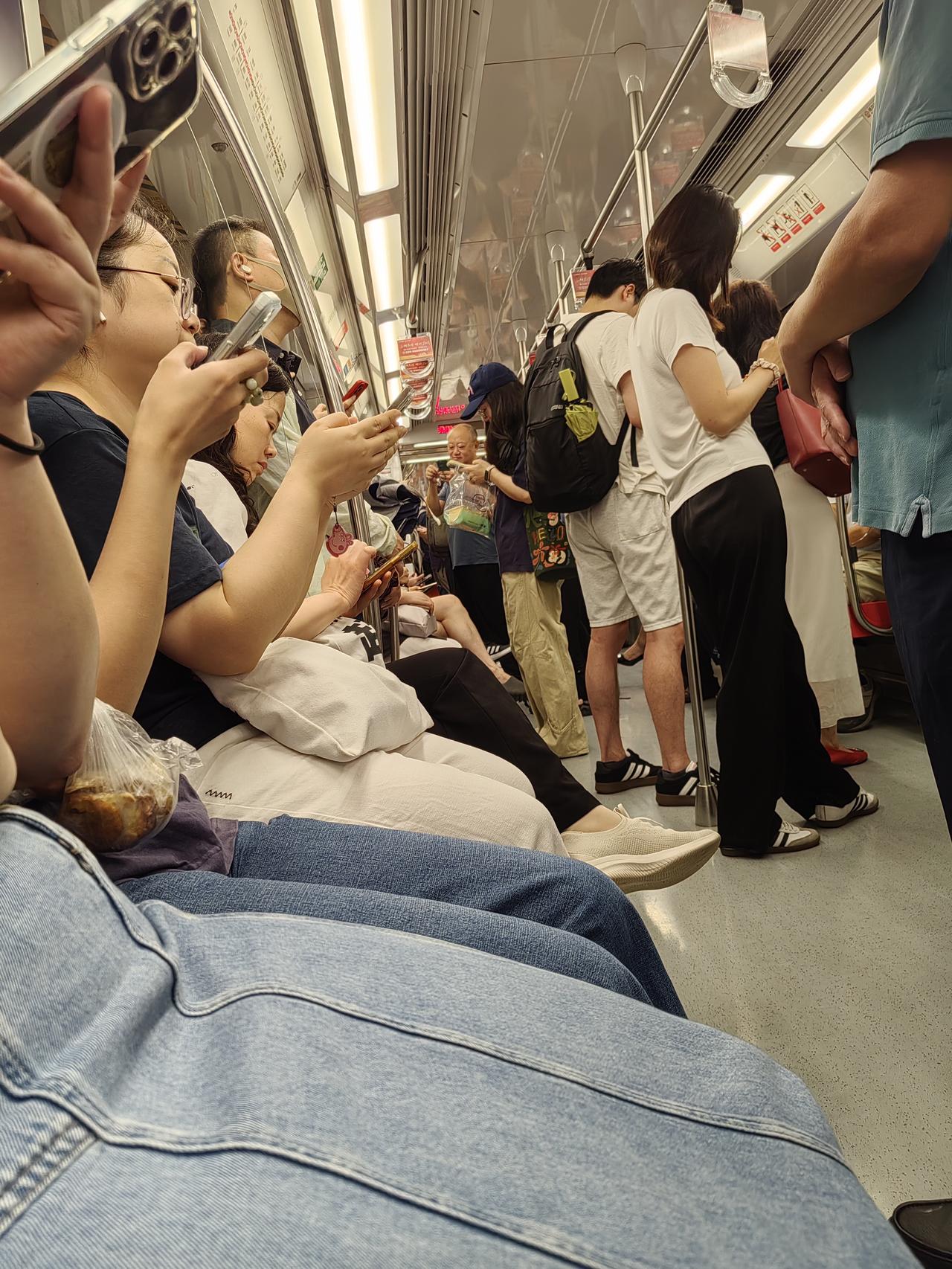 地铁一幕戳心：相隔三十厘米，心却远隔汪洋
 
早高峰地铁车厢嘈杂喧嚣，轨道轰鸣混