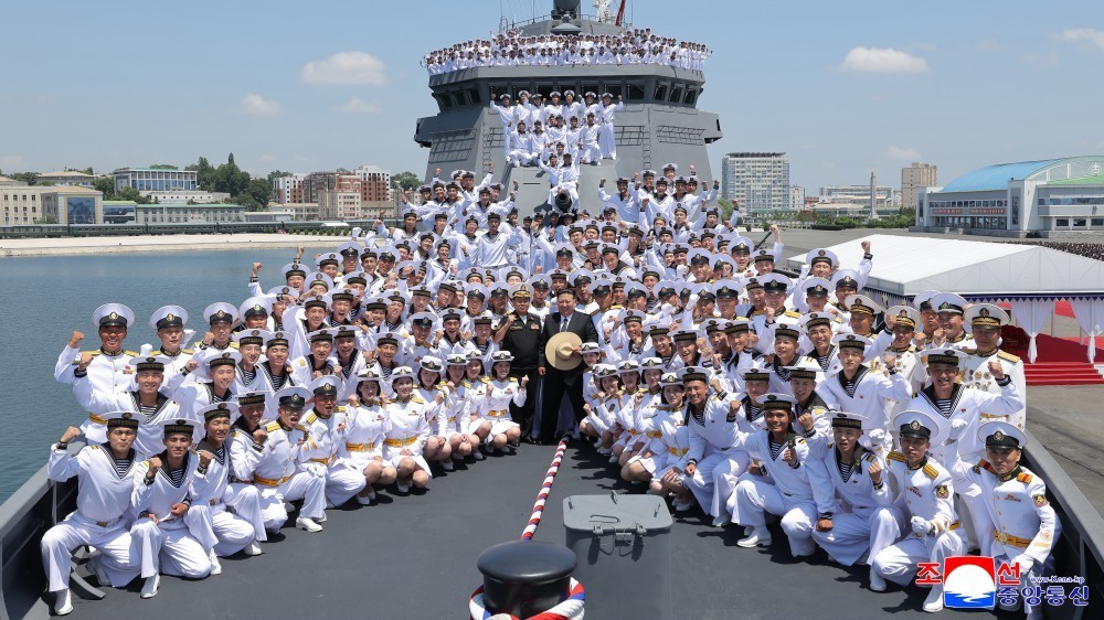 朝鲜海军“崔贤”号驱逐舰入列典礼6月23日在南浦港隆重举行。入列典礼上金同志发表
