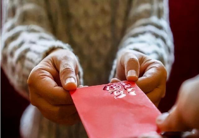 新年给孩子压岁钱，何时给、给多少、怎么给？是有讲究的别弄错了

随着腊八节的过去
