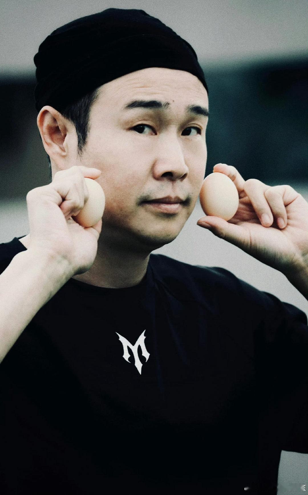 郭晓东拍的小沈阳一张比一张好笑郭晓东拍的小沈阳VS其他哥哥 别人的写真主打一个高