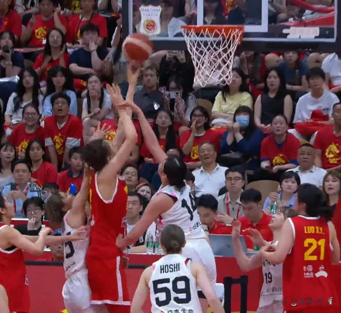中国女篮49-44领先五分结束上半场。
上半场中国队两人得分上双，张子宇得到14