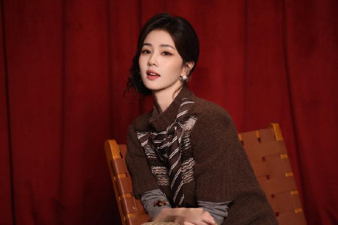 白鹿秋日女友感白鹿秋日栗子塑 ​​​这组生图质感好绝，白鹿秋日女友感，栗子色系的