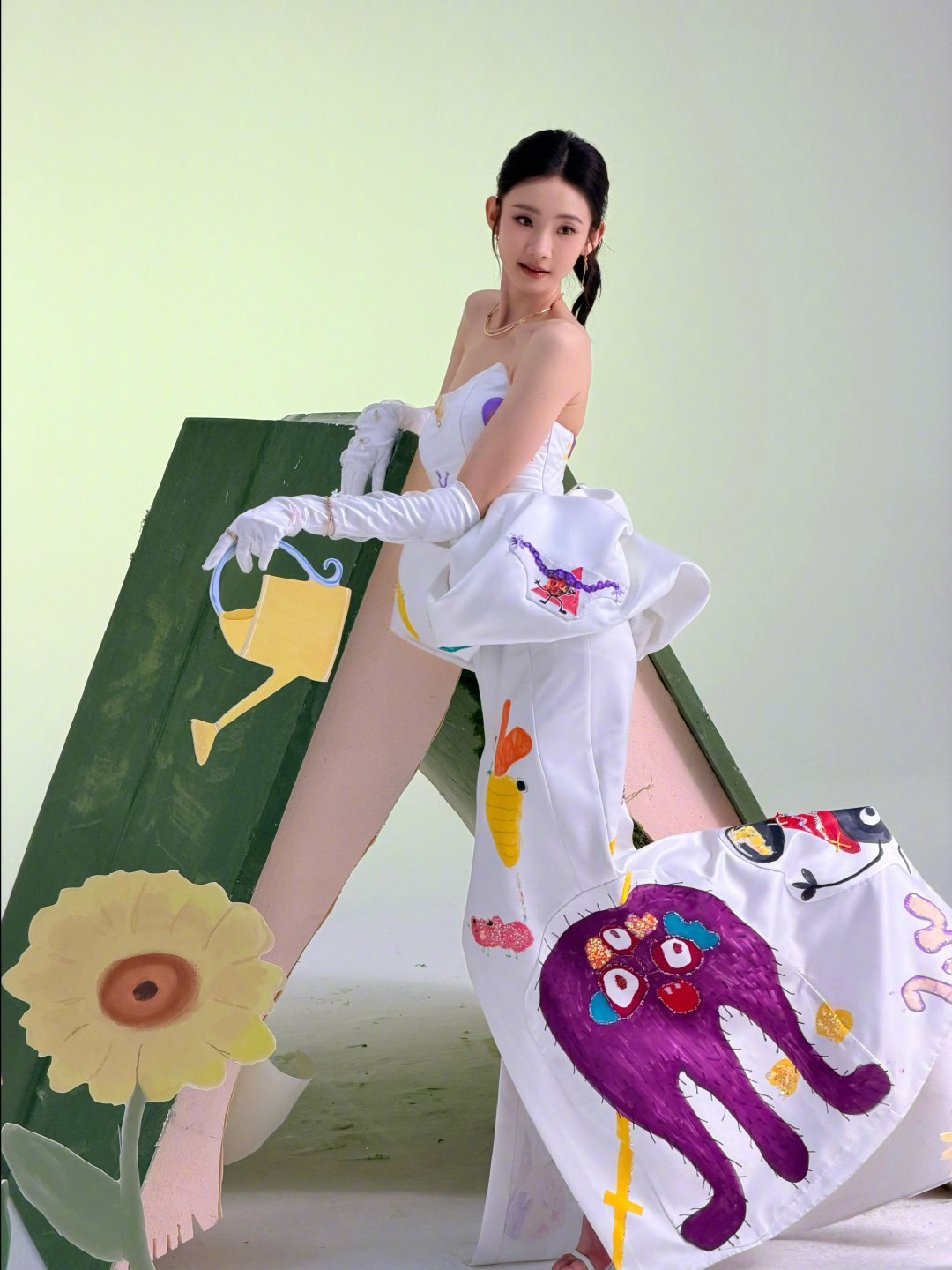 张艺凡把小朋友的画穿在了身上 把童真穿在身上，温柔又有新意，画作灵动鲜活，配上她