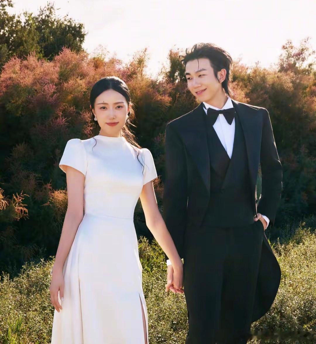 白举纲晒婚纱照，妻子真的好美！9月17日，歌手白举纲在敦煌补办婚礼，特意在社交平