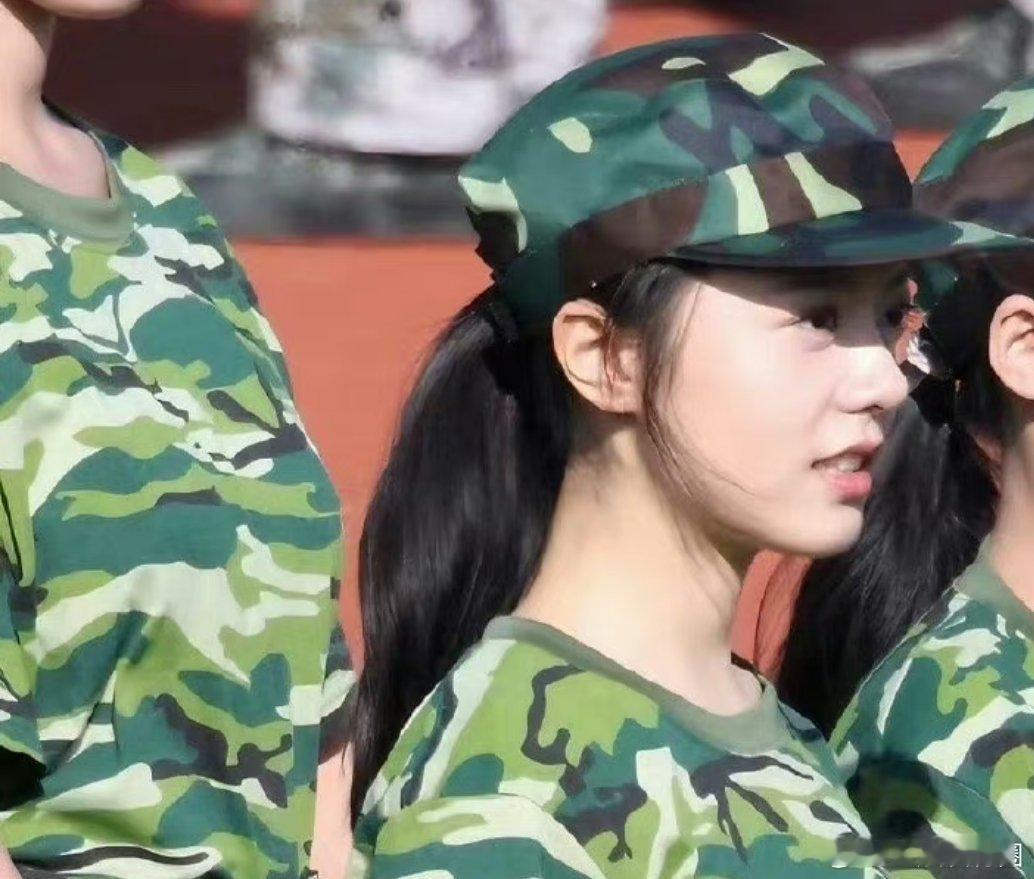 赵今麦的颜值即使在军训服下 也是这么出色呢[彩虹屁][彩虹屁][彩虹屁] ​​​