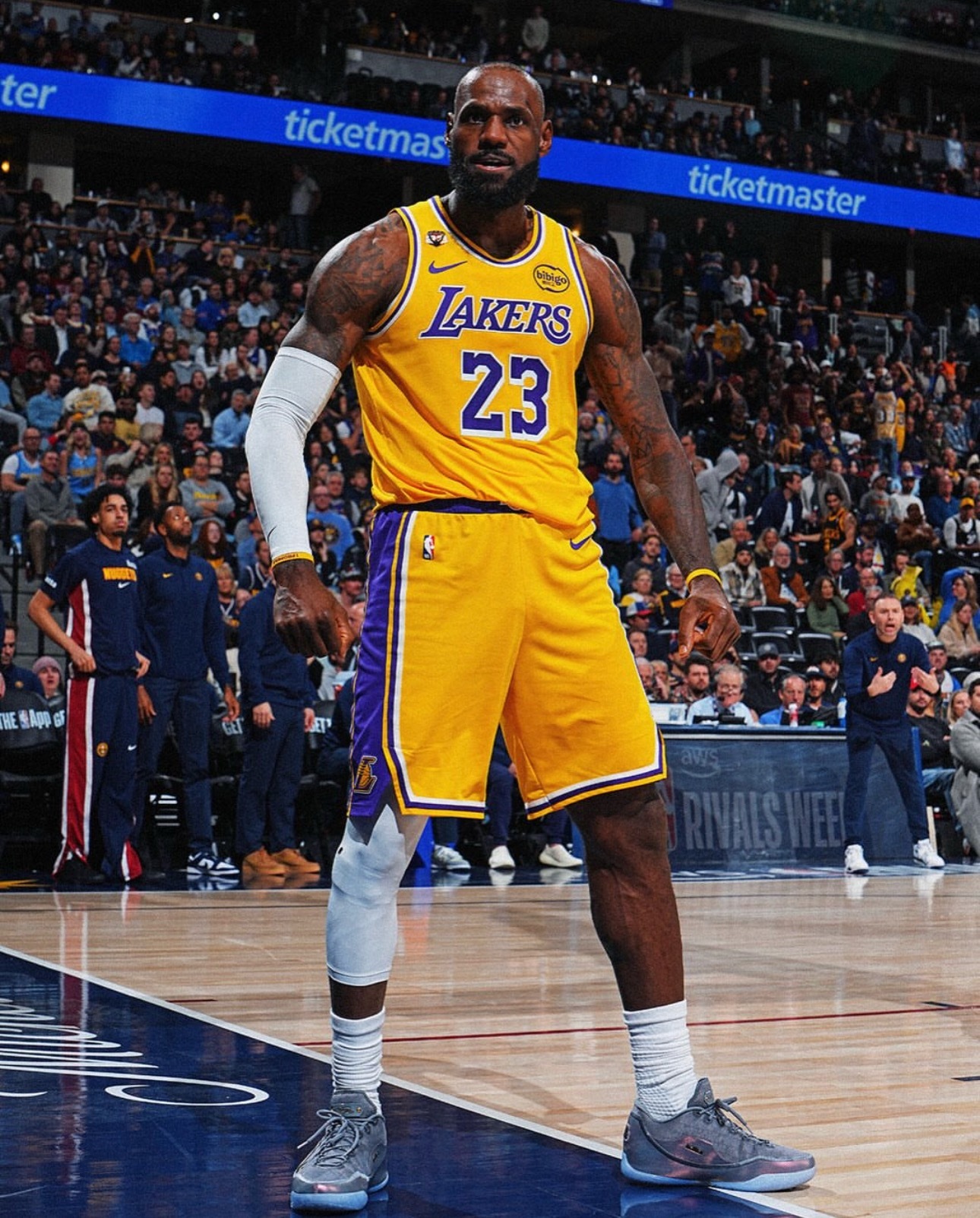 毫不在意！湖人￼在客场以115-107击败掘金￼。赛后，詹姆斯￼接受了采访。谈到