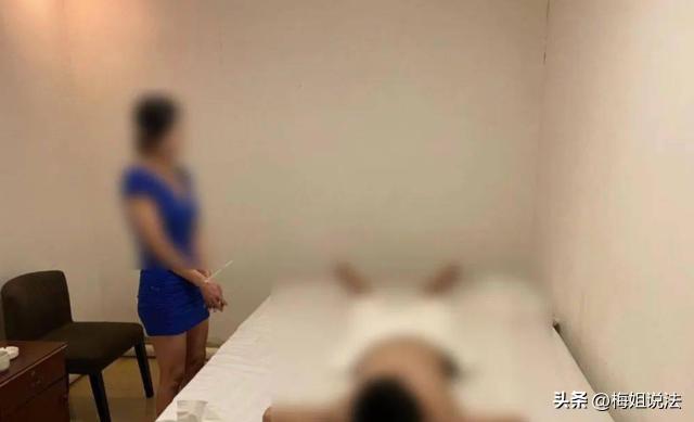湖南，有个男的带着自己的哥们，摸黑进入一家按摩店，各自点了两个女技师进入包房做按