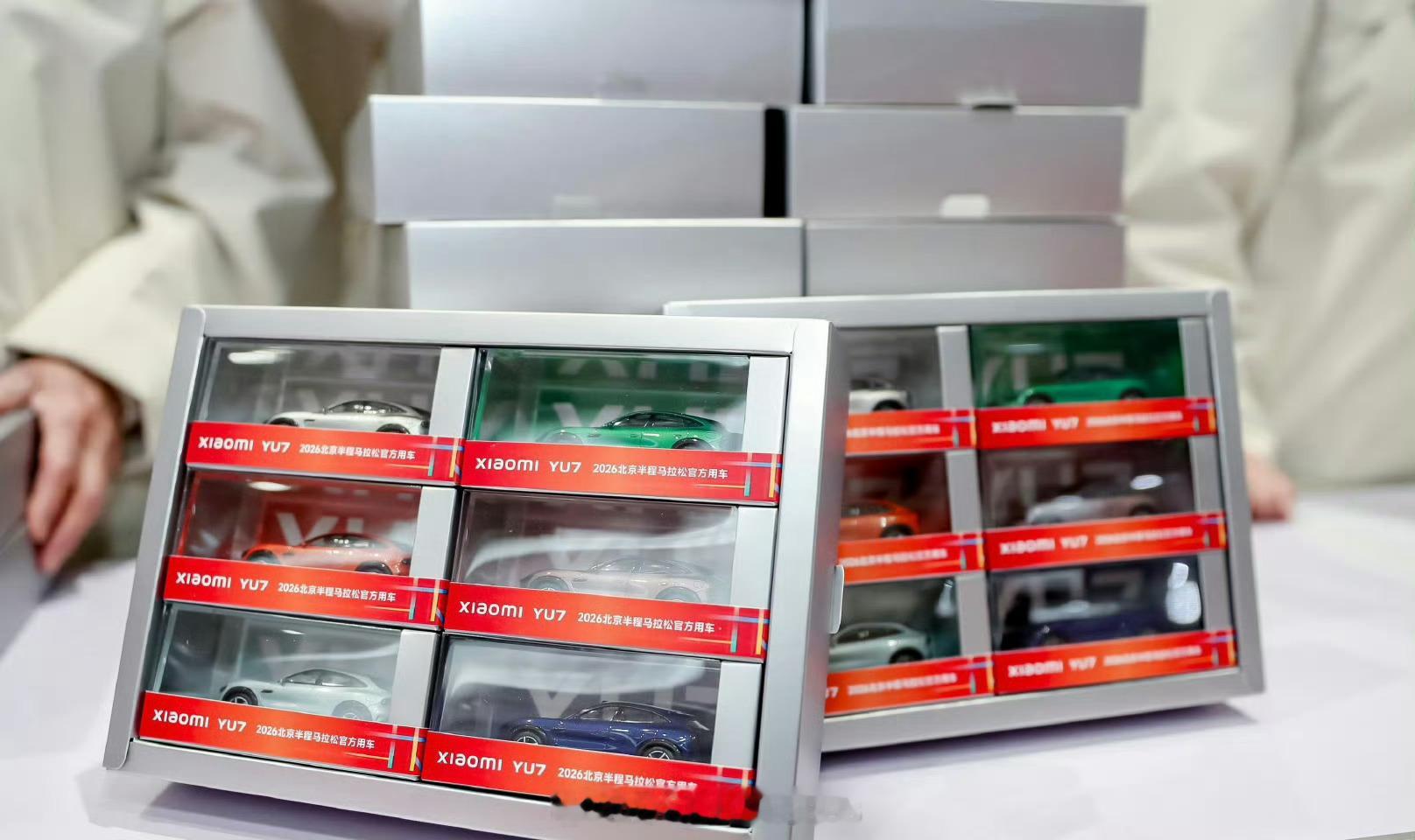 小米汽车拿下北半马官方指定用车，讲个好玩的，去年这个位置是保时捷的合作。从海外豪