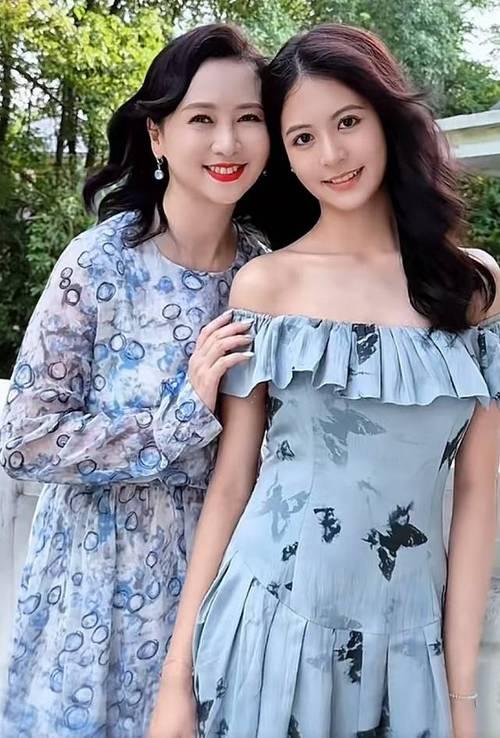翁虹晒出女儿的成绩单，孩子以全A的优异成绩顺利毕业，稳居年级前三。平日里乖巧自律