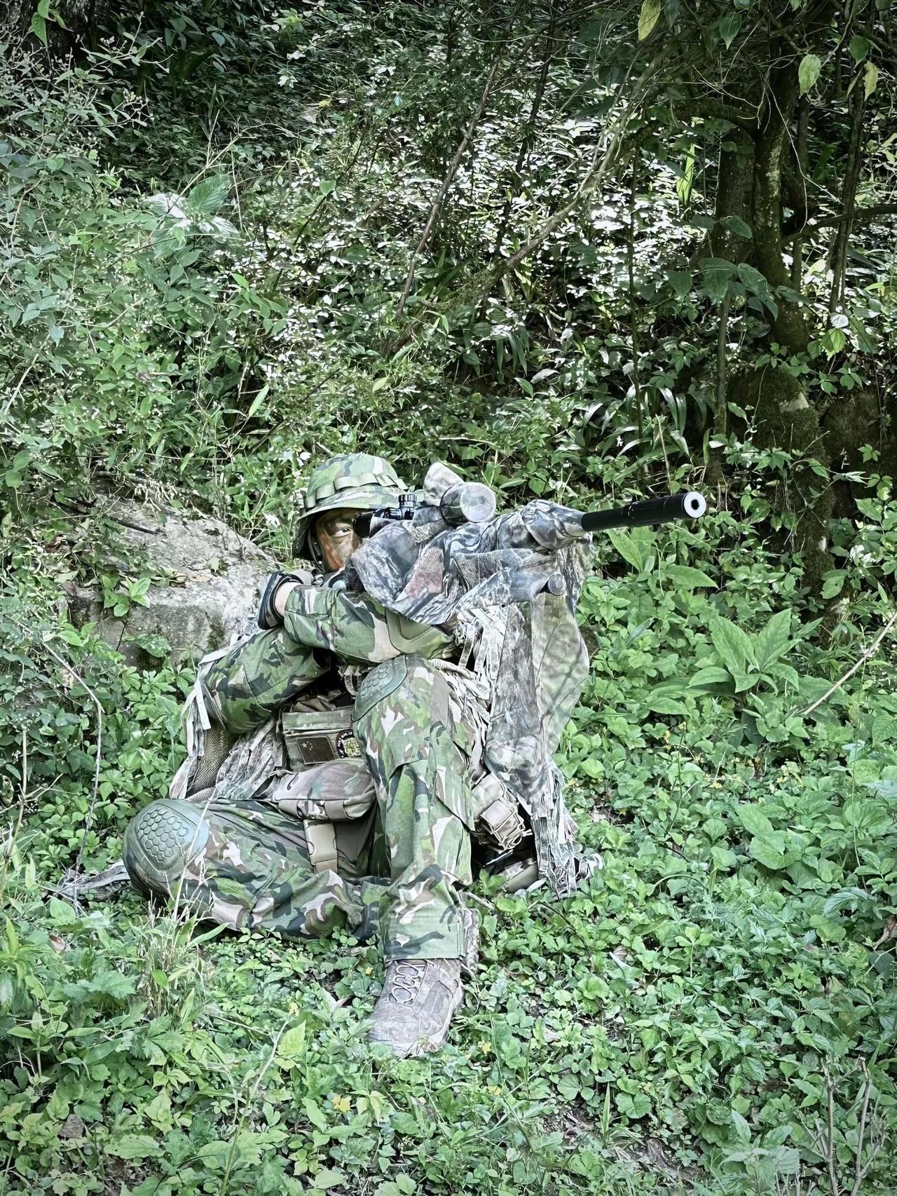 在一呼一吸时间平稳射击。稳准狠悄无声息消灭敌人大五叶迷彩 战术装备 狙击手 军事