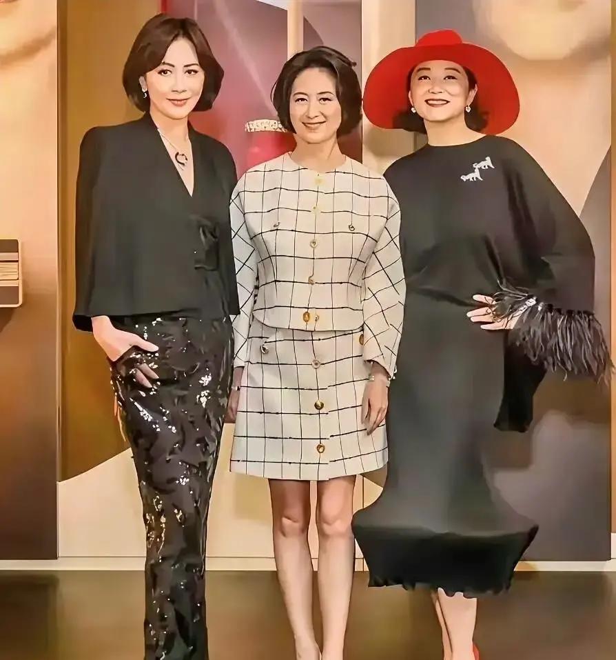 别再盯着她们的脸了。
 
这张刷屏的合照，真正可怕的东西藏在标签下面。
 
刘嘉