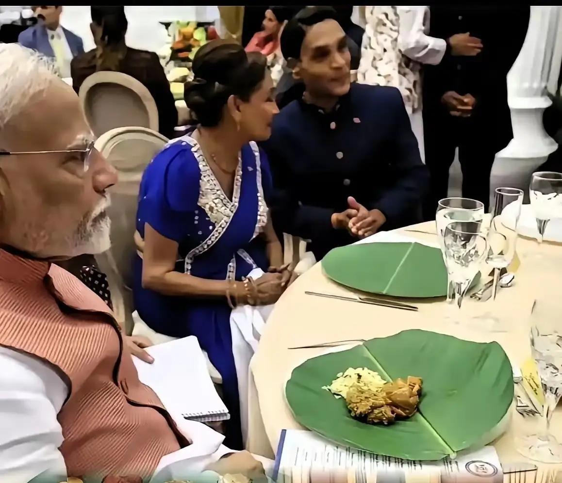 莫迪国宴款待普京。
莫迪是手抓饭吃，普京边忍不住笑，边小试了两口印度的国宴。
毕