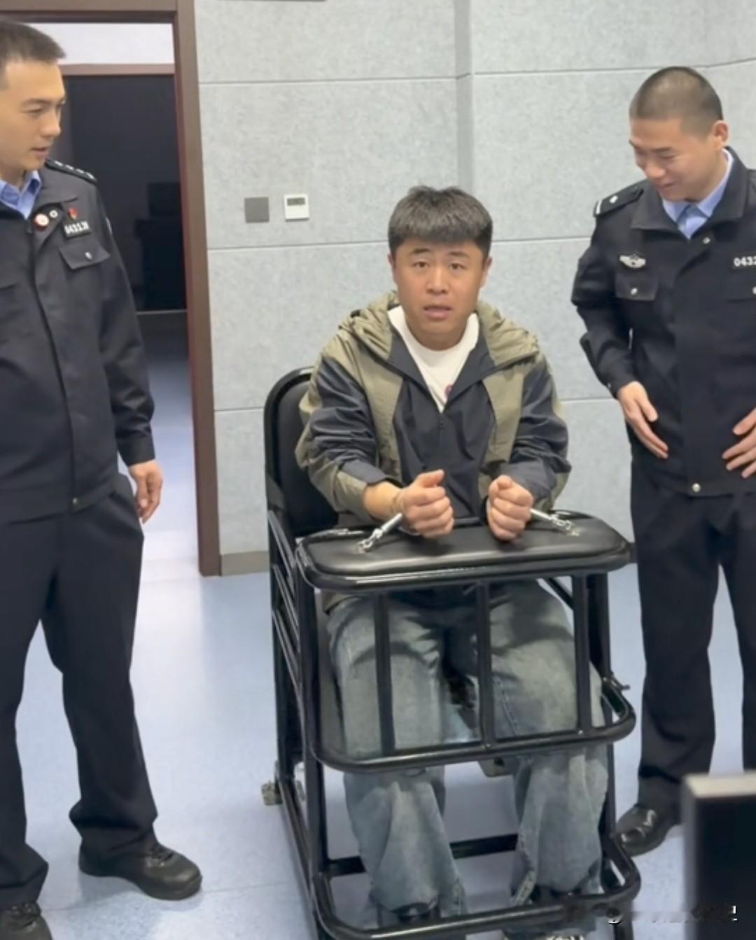 吃播网红皮二蒙这是犯事了吗？
咋回事，怎么被帽子叔叔扣起来了！[笑哭]