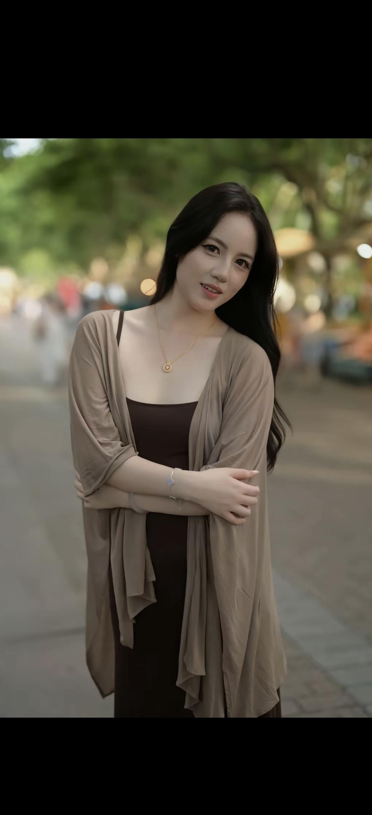 绿树阴中闻笑语，轻纱拂面似春风。