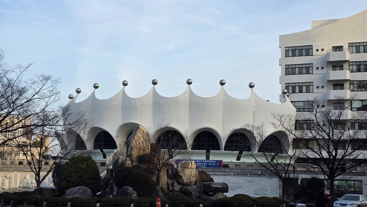 EXO本次回归Showcase场地选在庆熙大的原因.... 