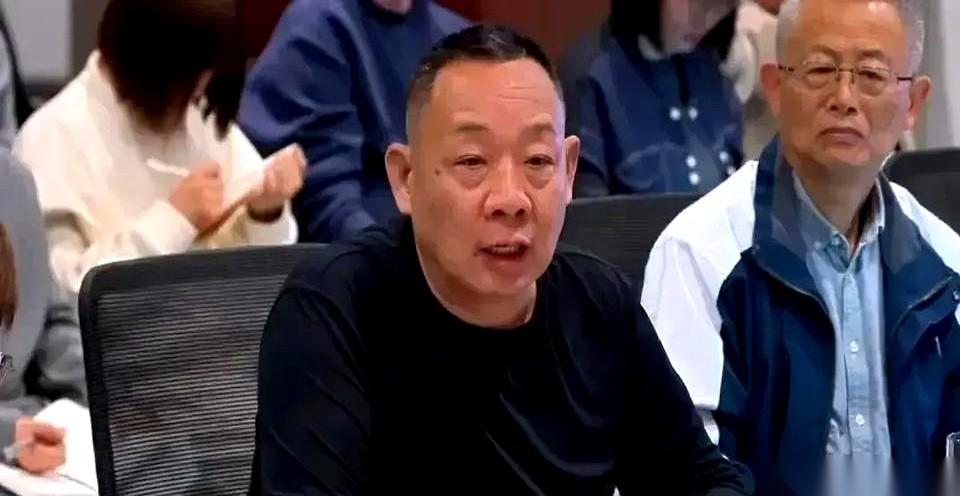 来看看胖东来于东来面对“天价涨租”是怎么掀桌子的。
房东一口气把租金往上砸了20
