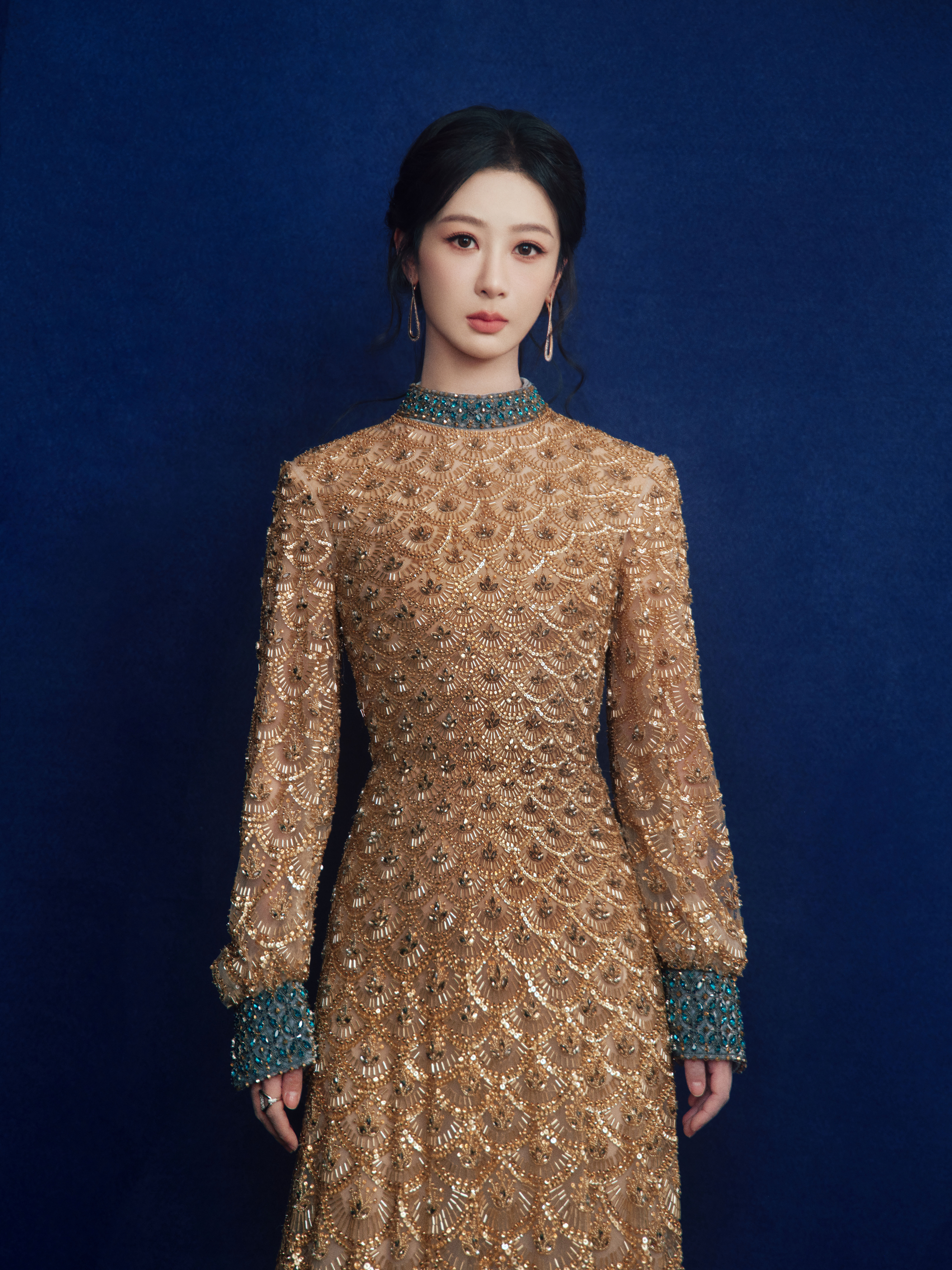杨紫经纪人抱着杨紫哭杨紫 在复制粘贴的时代，你是手写的诗