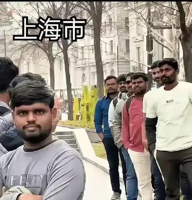 一群印度游客在中国旅游时，刚下车就想抢前排，结果被导游当场喊回去排队他们一开始还