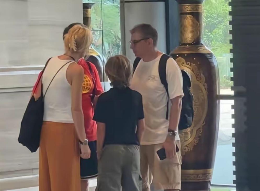 场边专人点拨，焦泊乔集训之后进步肉眼可见
 
本次男篮热身赛的直播镜头捕捉到一个